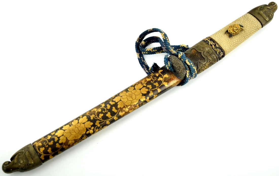 Very Fine Meiji period Japanese tanto knife in aikuchi koshirae: Very Fine Meiji period Japanese tanto knife in aikuchi koshirae (mounting style with no tsuba/guard). features highly ornate mountings. The blade itself might date to an earlier period, as was a commo