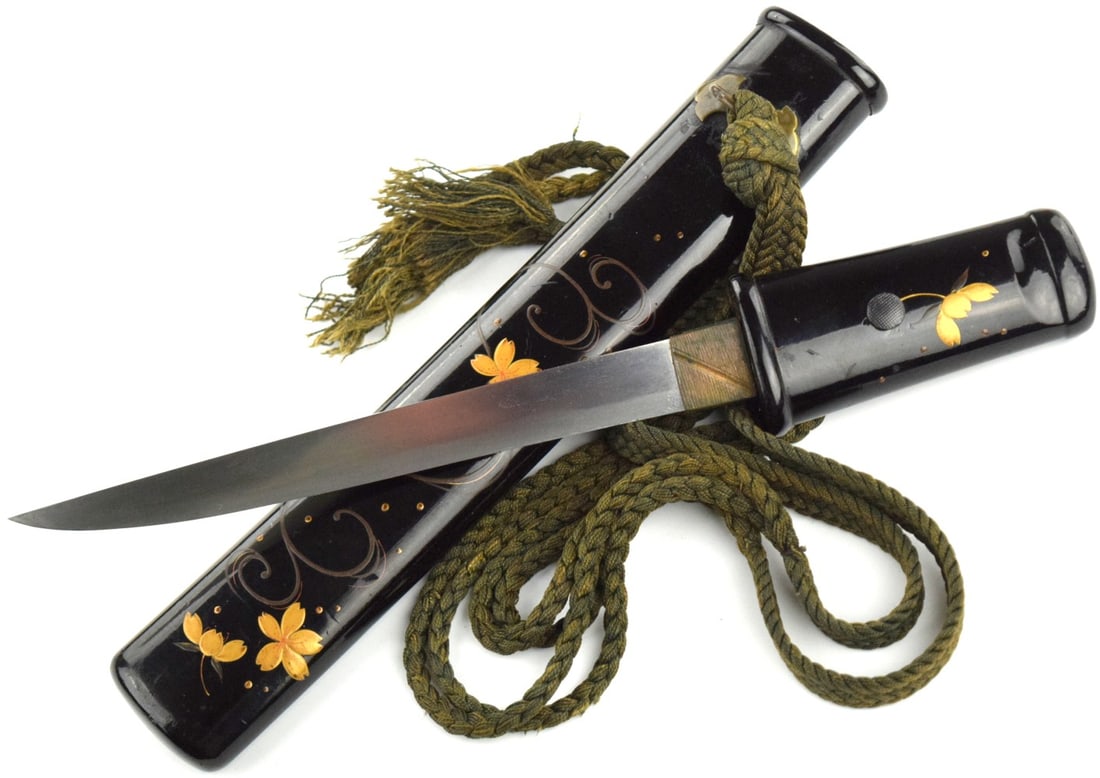 Excellent Japanese Tanto Knife in Aikuchi Mounts â?? Black Lacquer Saya with Gilt Floral: Antique Japanese tanto knife presented in aikuchi-style koshirae (no tsuba/guard). The mounting features a high-gloss black lacquer saya decorated with gilt floral motifs (leaf/flower forms) and scrol