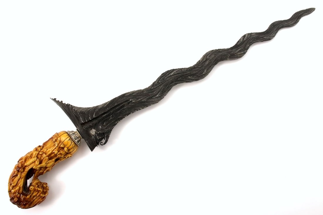 Rare Antique Indonesian KERIS Dagger with Unique Damascus Steel Blade Pattern & Fine Carved Grip (1 of 15)
