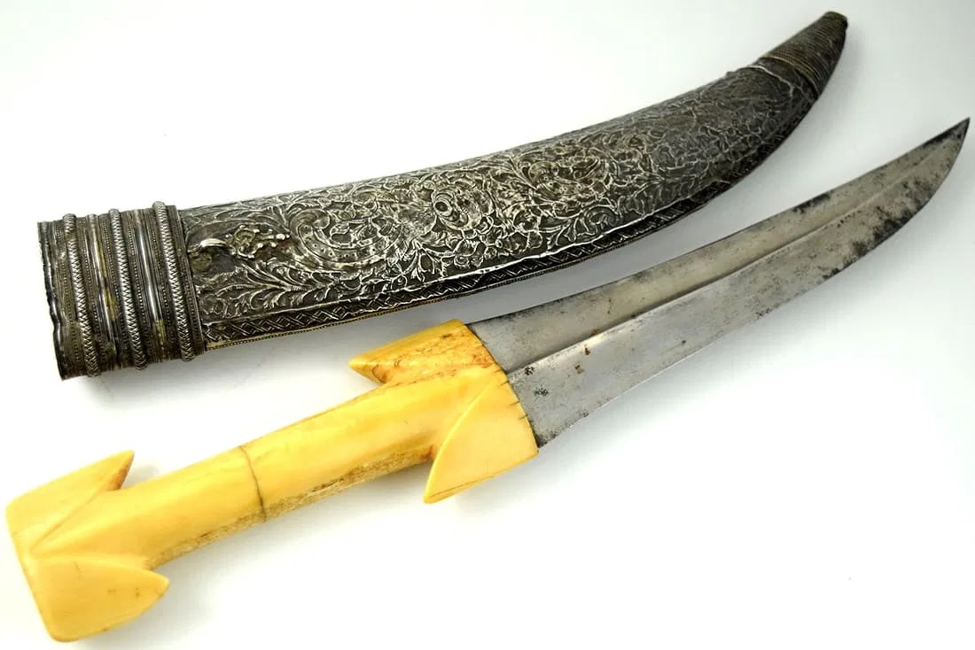 Good Ottoman Balkan Jambiya Dagger with Silver Encrusted Scabbard (1 of 15)