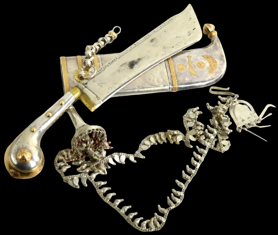 South Indian Pichangatti (Pichakatti) Knife with Silver and 18K Gold Mounts & Ornate Chain,: South Indian Pichangatti (Pichakatti) Knife with Silver and 18K Gold Mounts & Ornate Chain, 18th/19th C.Handsome South Indian pichangatti / pichakatti knife, featuring a broad, heavy, single-edged bla
