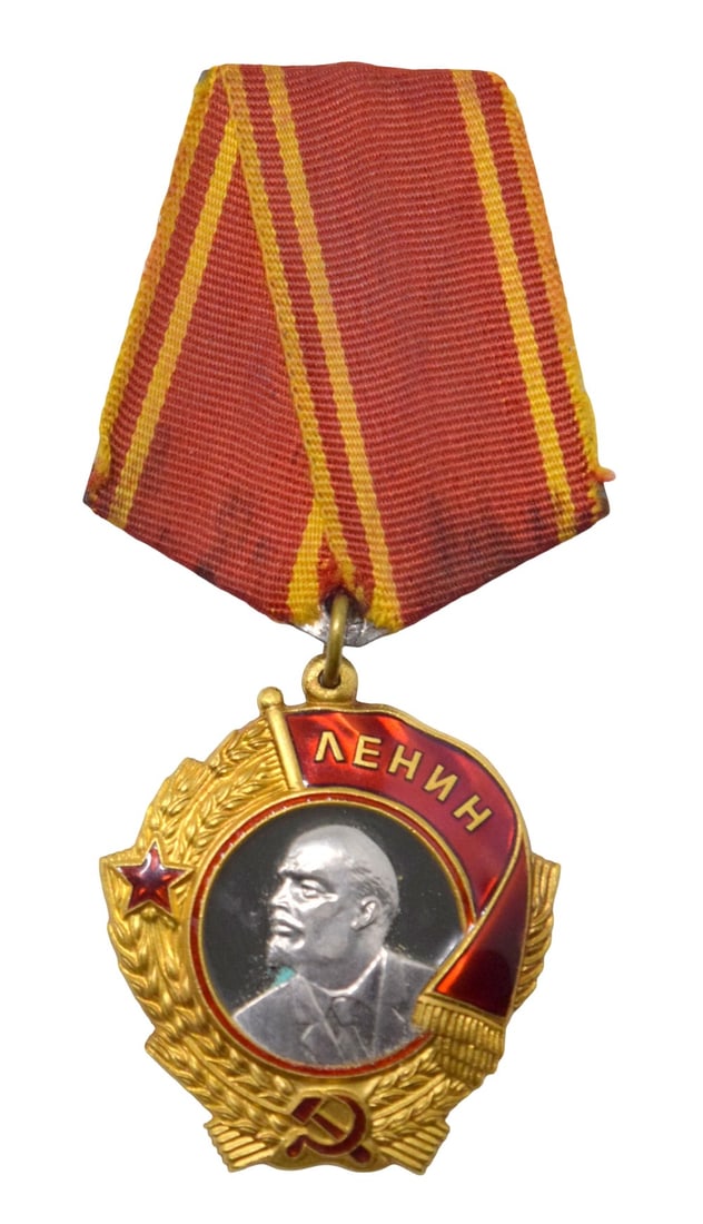 Soviet Russian Gold & Platinum ORDER of LENIN ,Number 237820, Type 5, Var 1: Soviet Russian Gold & Platinum "ORDER of LENIN", Number 237820 The fifth type of the order was awarded from the 1950s until the dissolution of the USSR in 1991. The vertical dimension of the badge is