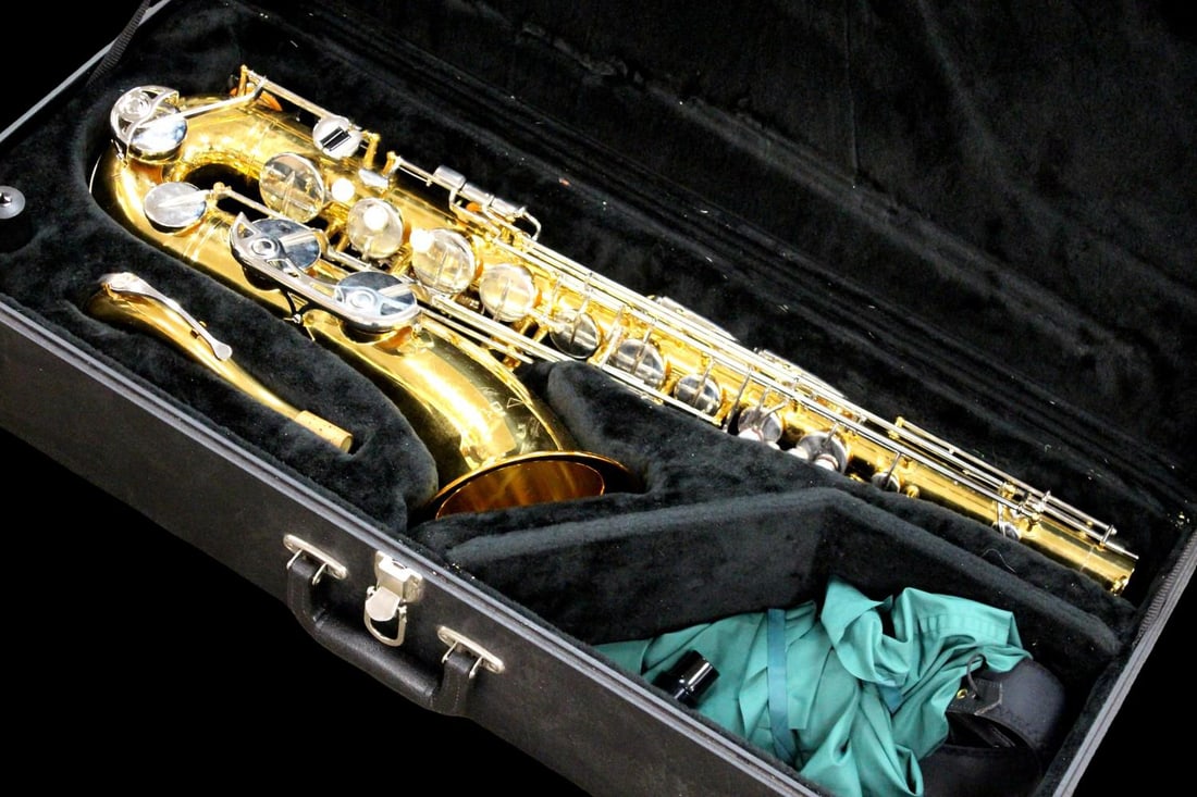 Very Fine Vito Tenor Saxophone Made in Japan (1 of 14)
