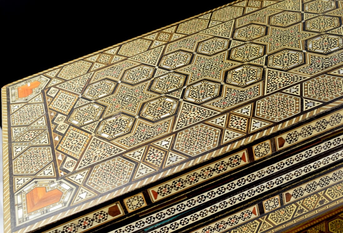 PROFUSELY INLAID SYRIAN MIDDLE EASTERN GAME TABLE - 3