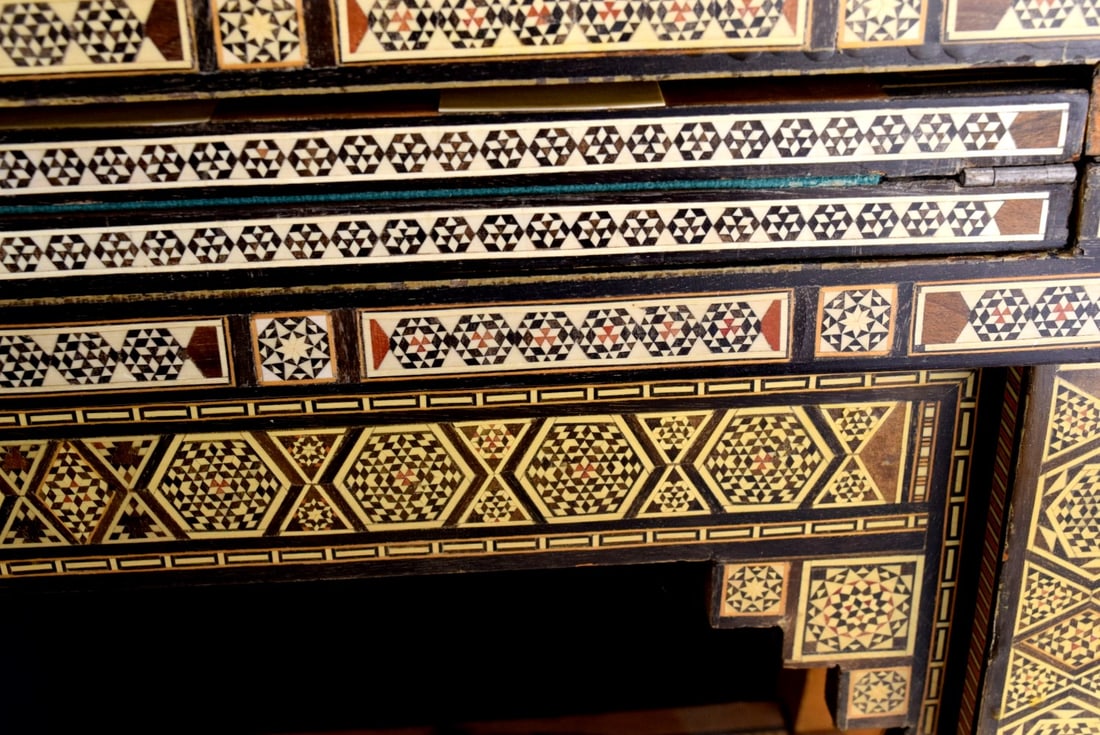 PROFUSELY INLAID SYRIAN MIDDLE EASTERN GAME TABLE - 9