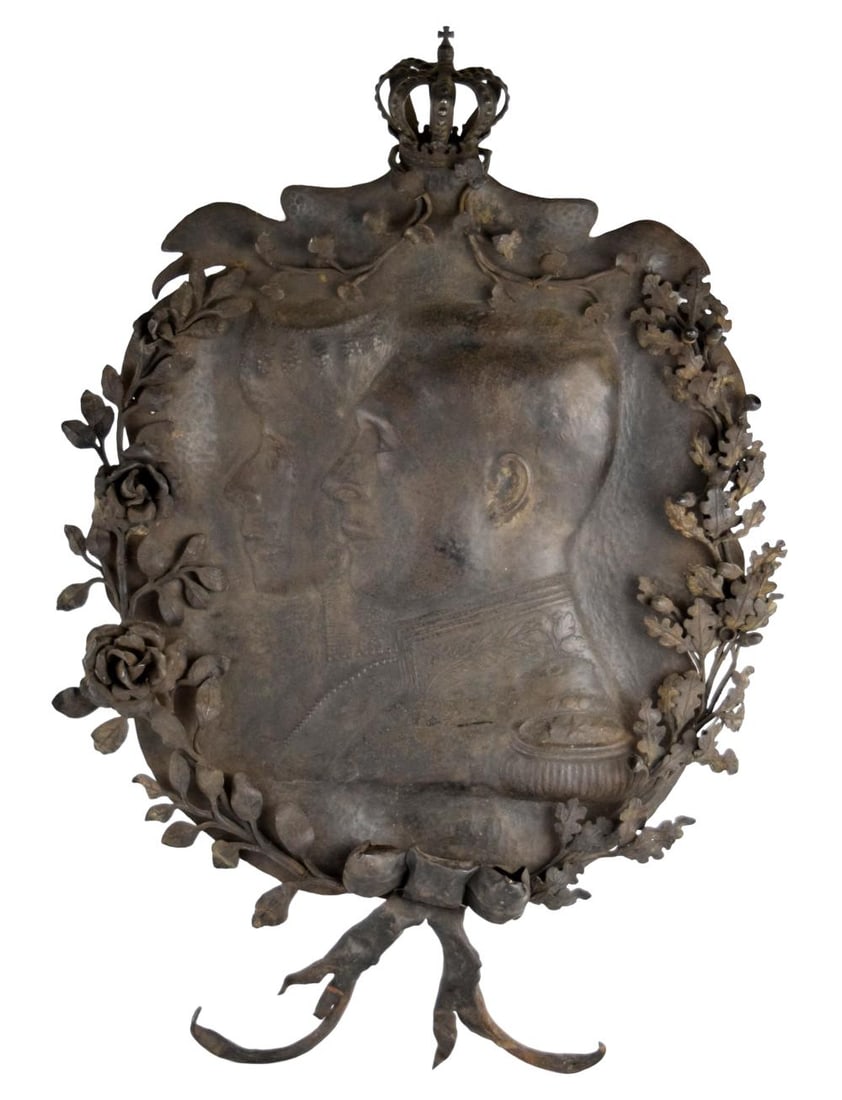 Antique 1914 Large Metal Plaque features the profiles of King Albert I and Queen Elisabeth of: Antique 1914 large metal plaque features the profiles of King Albert I and Queen Elisabeth of Bavaria. Produced heavily between 1914 and 1919 across Belgium, France, and the UK to commemorate the "sol