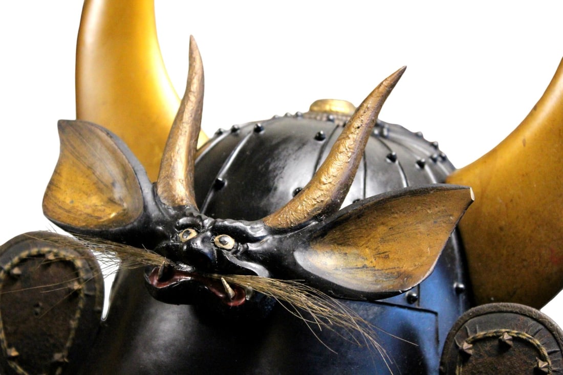 Fantastic Late Edo era Japanese Samurai Complete Armor Suit, Gilt Crescent Kabuto with Beast Maedate - 15