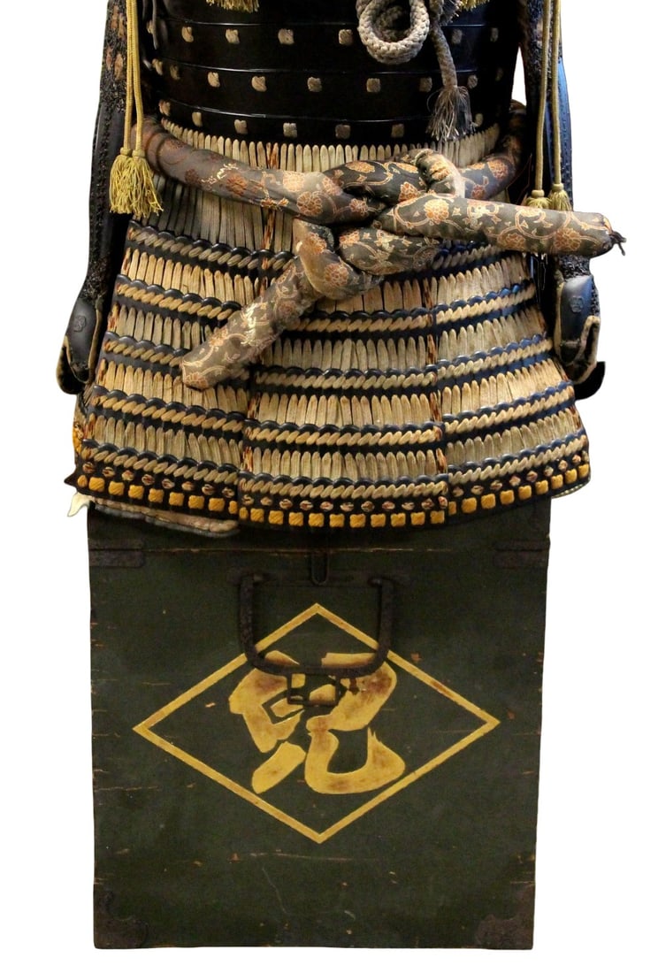 Fantastic Late Edo era Japanese Samurai Complete Armor Suit, Gilt Crescent Kabuto with Beast Maedate - 4