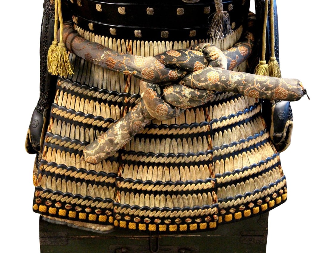 Fantastic Late Edo era Japanese Samurai Complete Armor Suit, Gilt Crescent Kabuto with Beast Maedate - 5