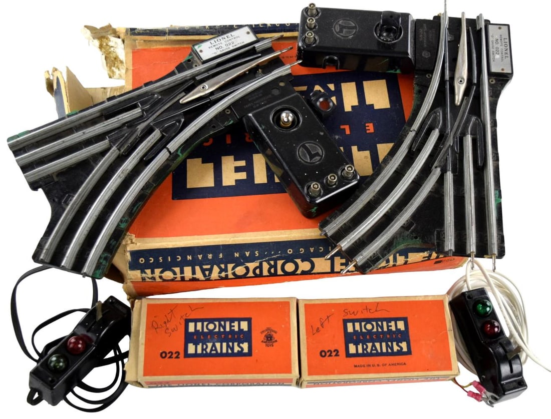 Lionel 022 O Gauge Left-Hand & Right-Hand Electric Remote Switches/Box: Lot of Lionel 022 O Gauge two of each; Left-Hand & Right-Hand Electric Remote Switches. The switches feature plastic construction and metal rails. The original box is included. For additional images p
