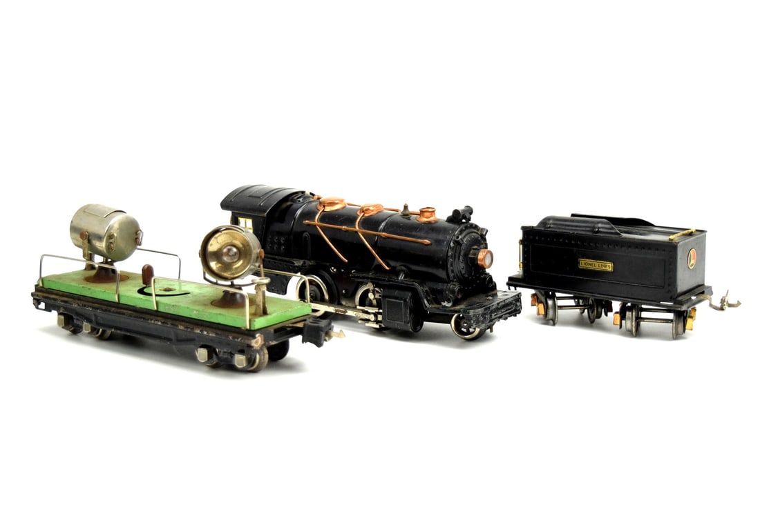 Lionel Lines Pre War 262E Locomotive With Tender O Gauge: Very fine lot of 3 O gauge pre war period Lionel Lines trains. 262E locomotive with tender and green base floodlight car. Untested.~~. For additional images please visit sofedesignauctions.com