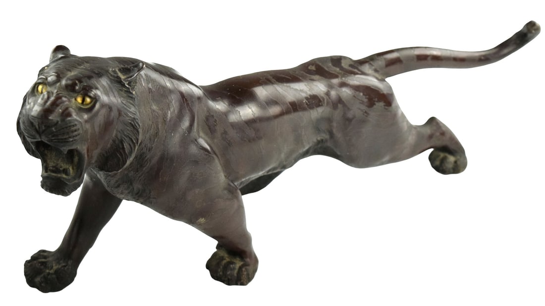 19th Century Large Japanese Okimono Bronze Tiger Sculpture: 19th Century Large Japanese Okimono Bronze Tiger Sculpture. Very fine large Meiji period Japanese bronze okimono depicting tiger. The bronze is very well modeled with nice details on the face and paws