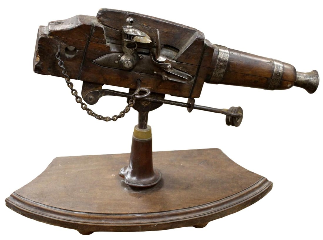 RARE ENGLISH FLINTLOCK SPRING TRAP GUN, CIRCA 1780â??1825: Rare English flintlock spring or trap gun, dating to the late 18th or early 19th century. Of the type historically employed by gamekeepers for the protection of estates and game preserves against poac