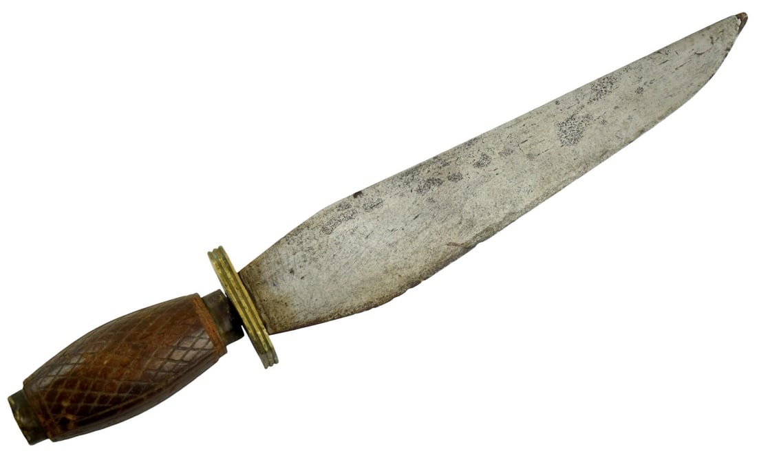 19th Century Chinese Qing Dynasty Dao Fighting Knife: Chinese, Qing Dynasty, 19th century. A substantial fighting knife or short dao featuring a broad, slightly curved single-edged steel blade widening through the forward portion and terminating in an up