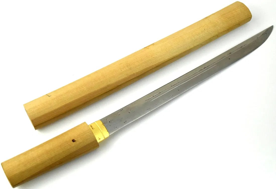 Edo period Japanese Tanto knife, late 1600s ~ signed Sesshu ju Fujiwara Yoshikuni: Edo Period Japanese tanto, ca. late 1600s, kanmuri-otoshi-zukuri shape with remnants of horimono carvings, signed Sesshu ju Fujiwara Yoshikuni. Total length (inside scabbard if present): 19 3/8", Blad