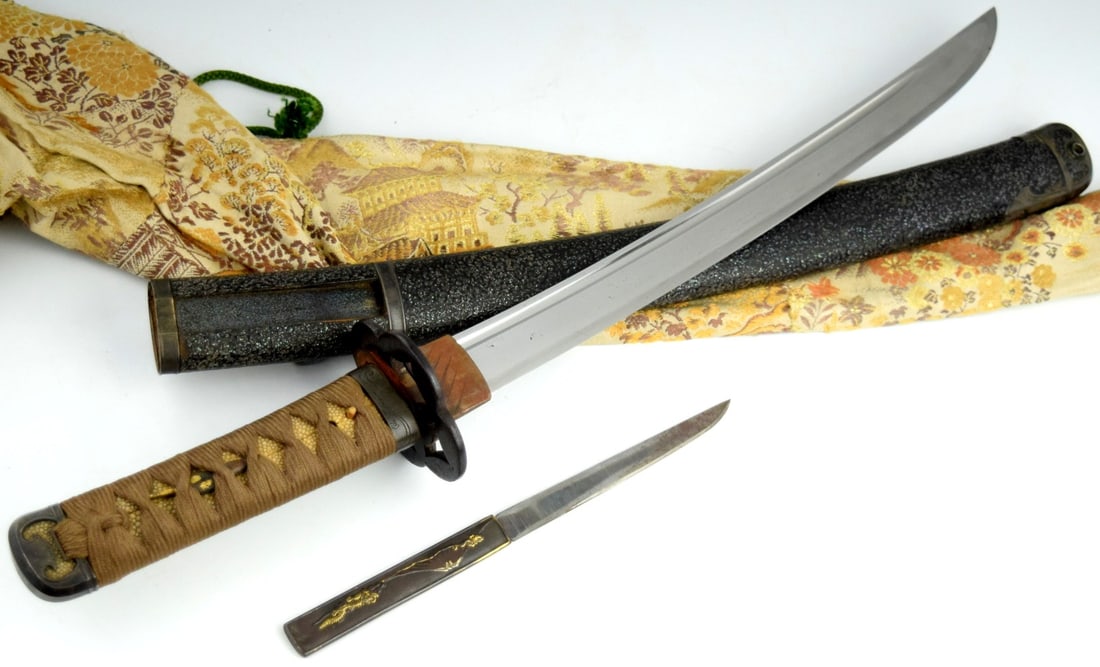 Very Nicely Mounted Japanese Samurai Shinto era Mumei HIRAZUKURU Wakizashi Sword Dagger. Fine Saya: Very Nicely Mounted Japanese Samurai Shinto era Mumei HIRAZUKURU Wakizashi Sword Dagger. Fine Saya Lacquer and Shakudo Mounts. Total length (inside scabbard if present) : 24 1/2", Blade length : 14 3/