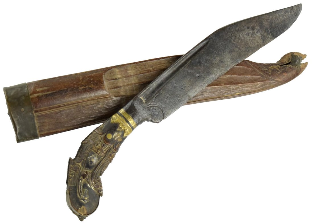 LARGE 18TH-19TH C. SRI LANKAN CEYLON PIHA KAETTA KNIFE DAGGER: Large and impressive Sri Lankan (Ceylonese) piha kaetta knife or dagger, dating to the late 18th to 19th century. A traditional Sinhalese edged weapon distinguished by its broad, heavy single-edged st