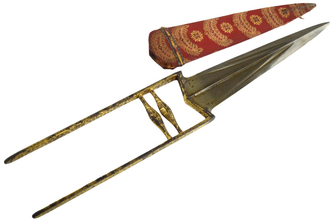 Fine 18th Century Mughal Indian Katar with Wootz Steel Blade, Gold Koftgari Hilt & Original-Style: A fine and highly decorative 18th century Indian katar (push dagger) of Mughal form, featuring a broad, strongly reinforced wootz steel blade of elongated triangular profile. The blade is formed with 