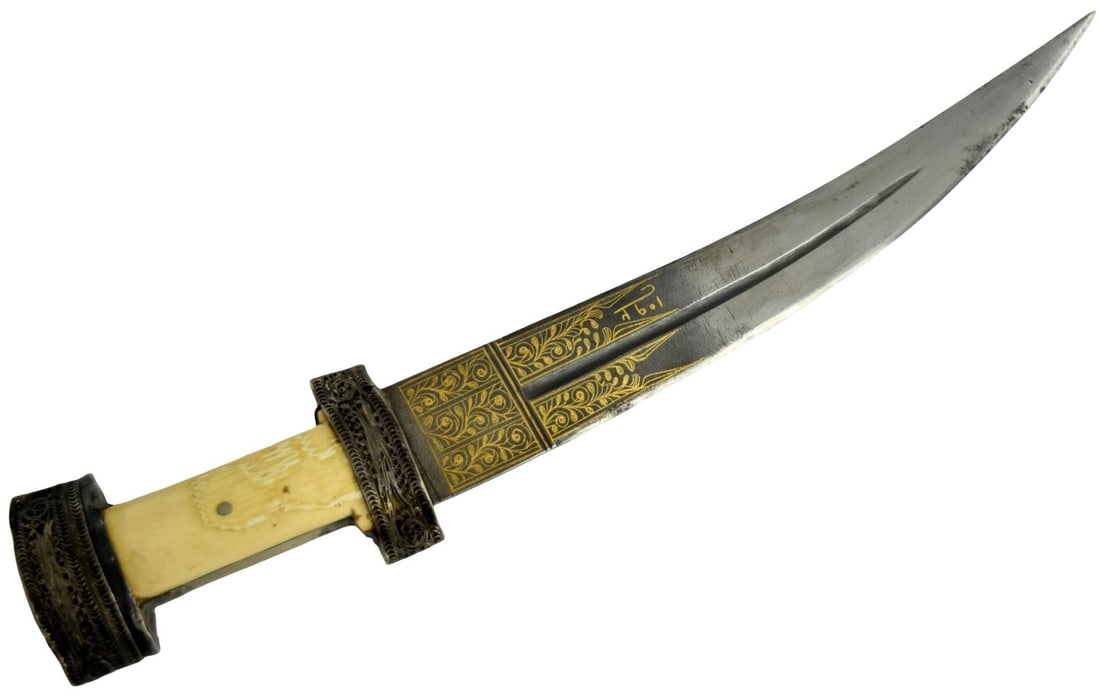 19th Century Ottoman Jambiya Dagger with Gold Koftgari Decoration: A fine 19th-century Ottoman jambiya dagger featuring a curved, double-edged steel blade with a pronounced central ridge extending toward the point. The forte is richly decorated in gold koftgari with 
