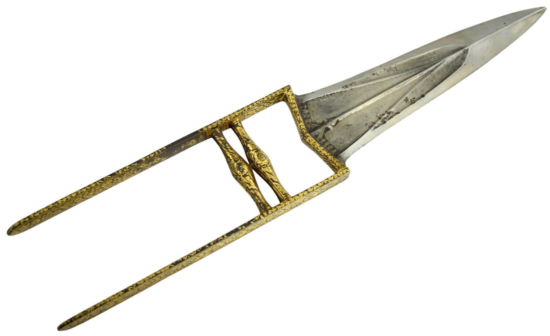 Fine Antique Indian Katar Push Dagger with Extensive Gilt Koftgari Decoration, 18th Century: A finely decorated antique Indian katar, or push dagger, of elegant traditional form. The weapon features a broad, strongly tapered double-edged steel blade terminating in a reinforced point. The blad