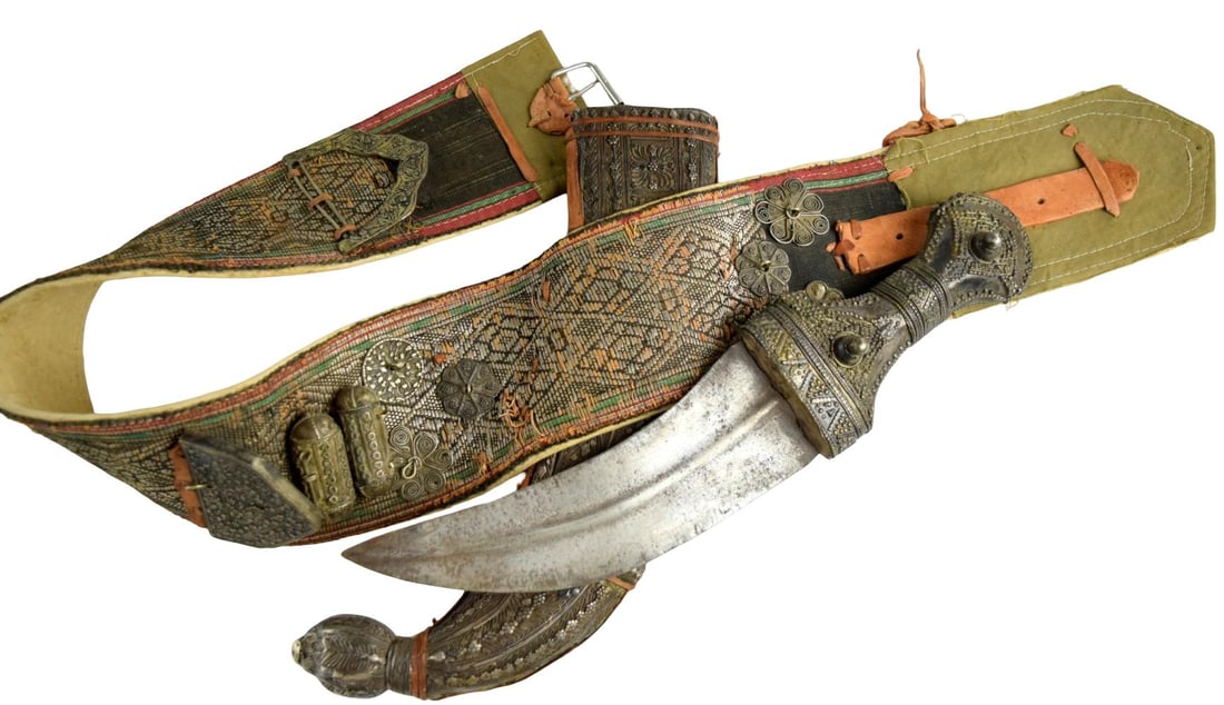 Antique Islamic Arabic Arab Omani JAMBIYA Dagger in Ornate Filigree Mounts and leather belt (1 of 14)