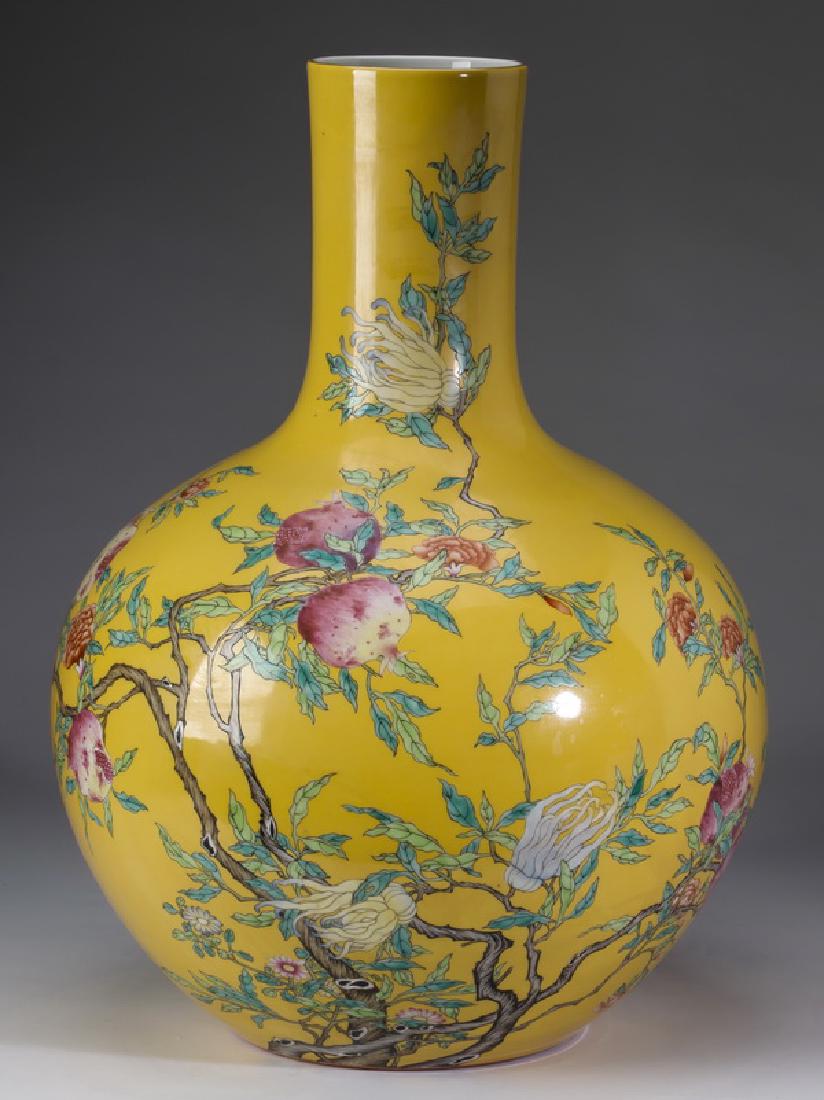 Chinese famille rose pomegranate vase, Qianlong mark (1 of 9)