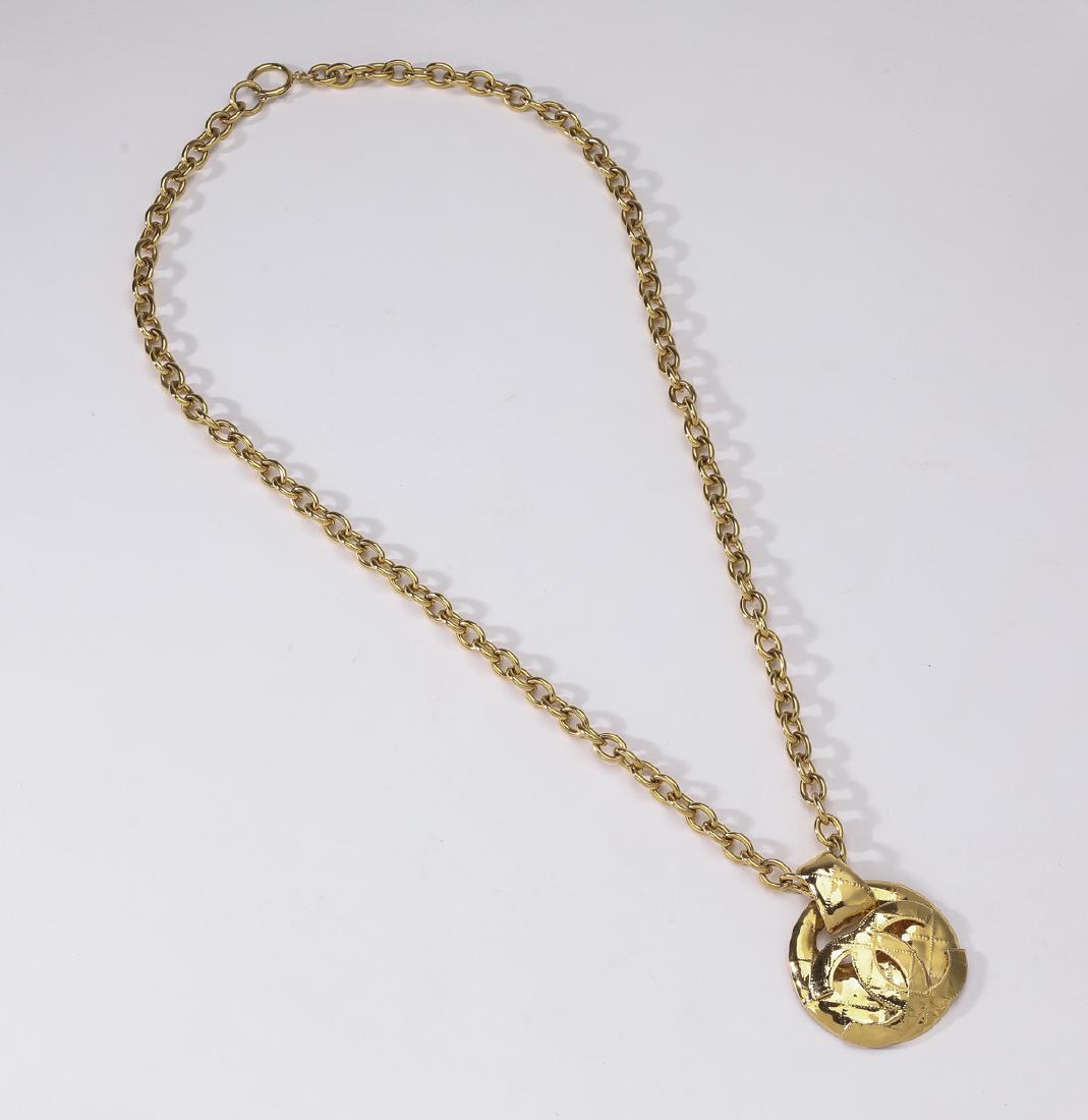 Chanel CC medallion pendant necklace (1 of 3)