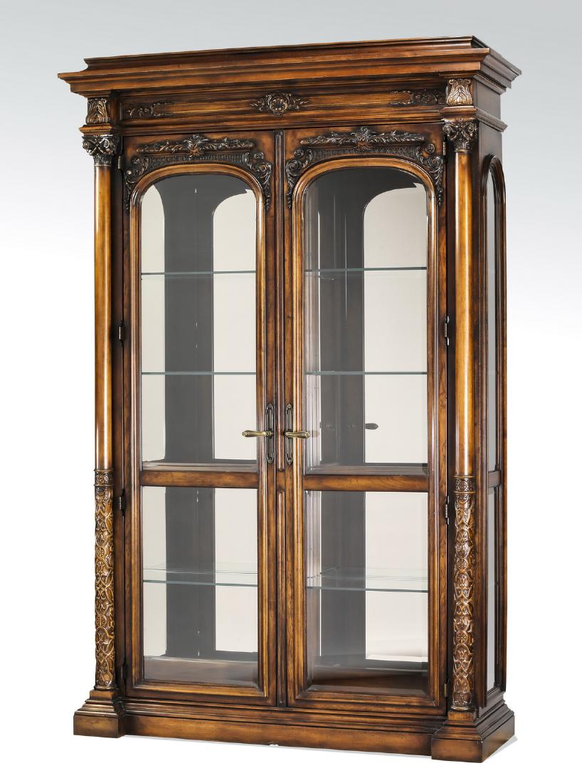 Henredon mahogany double door vitrine: Henredon mahogany vitrine in the Georgian taste, having a molded cornice above a foliate frieze surmounting two arched doors opening to glass shelves and a mirrored back, flanked by columnar supports 