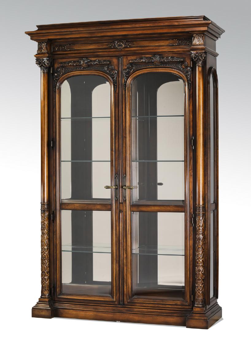 Henredon mahogany double door vitrine: Henredon mahogany vitrine in the Georgian taste, having a molded cornice above a foliate frieze surmounting two arched doors opening to glass shelves and a mirrored back, flanked by columnar supports 