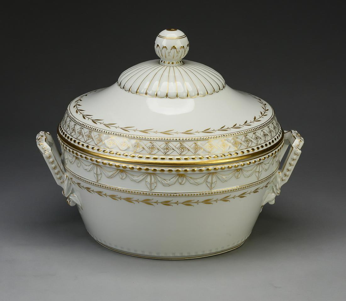 KPM 'Kurland Gold’ soup tureen: KPM porcelain soup tureen in the ‘Kurland Gold’ pattern, early 20th century, originally designed by Johann Karl Riese circa 1790, having concentric bands of gilt beads, drapery jabots, and lilies