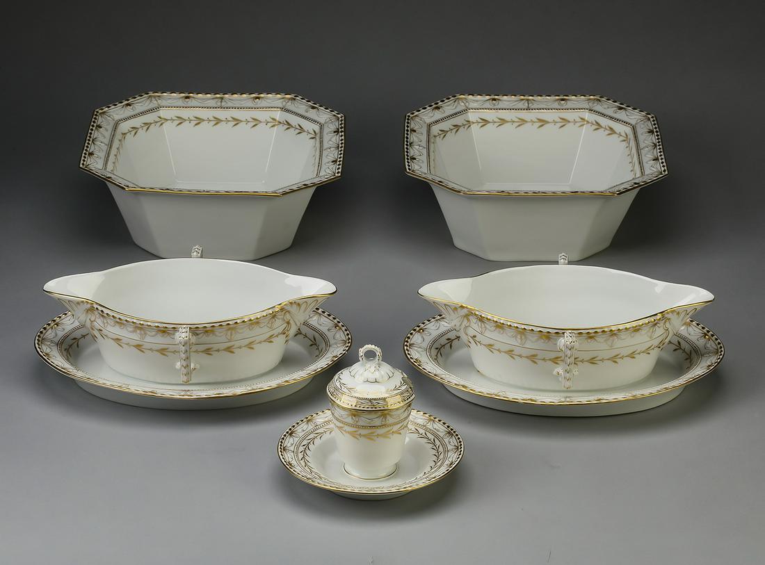 (5) KPM ‘Kurland Gold’ serving pieces: (5) KPM porcelain serving pieces in the ‘Kurland Gold’ pattern, early 20th century, originally designed by Johann Karl Riese circa 1790, having concentric bands of gilt beads, drapery jabots, and