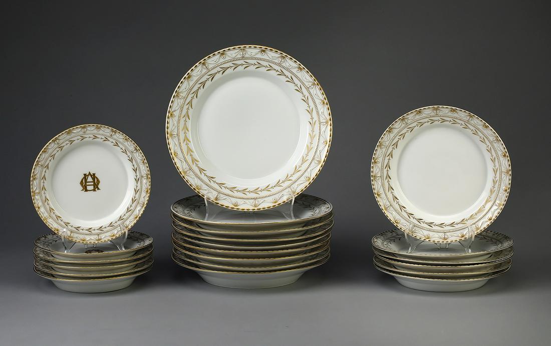 (21) pcs KPM ‘Kurland Gold’ partial dinner service: (21) pcs KPM porcelain partial dinner service in the ‘Kurland Gold’ pattern, early 20th century, originally designed by Johann Karl Riese circa 1790, having concentric bands of gilt beads, drapery
