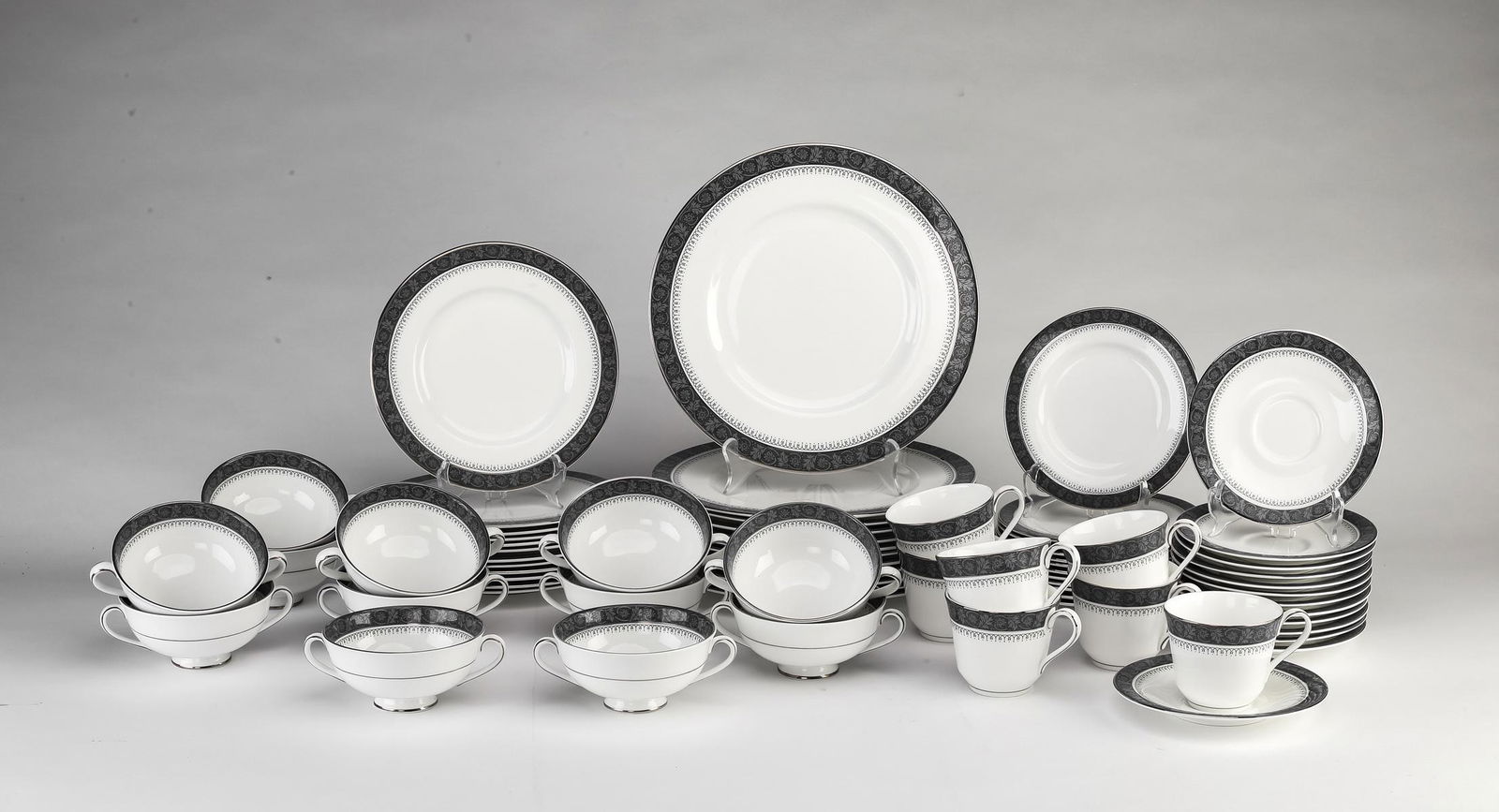 (68) pcs Royal Doulton 'Sherbrooke' dinner service (1 of 4)