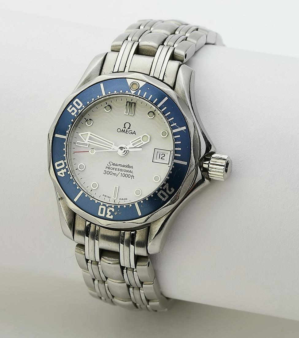 Omega 28mm Seamaster Professional 300m: Omega 28mm Seamaster Professional 300m stainless steel watch, having a white guilloche enamel dial with luminous hour markers and hands and a calendar window at the 3 o'clock mark, with a cobalt uni-d