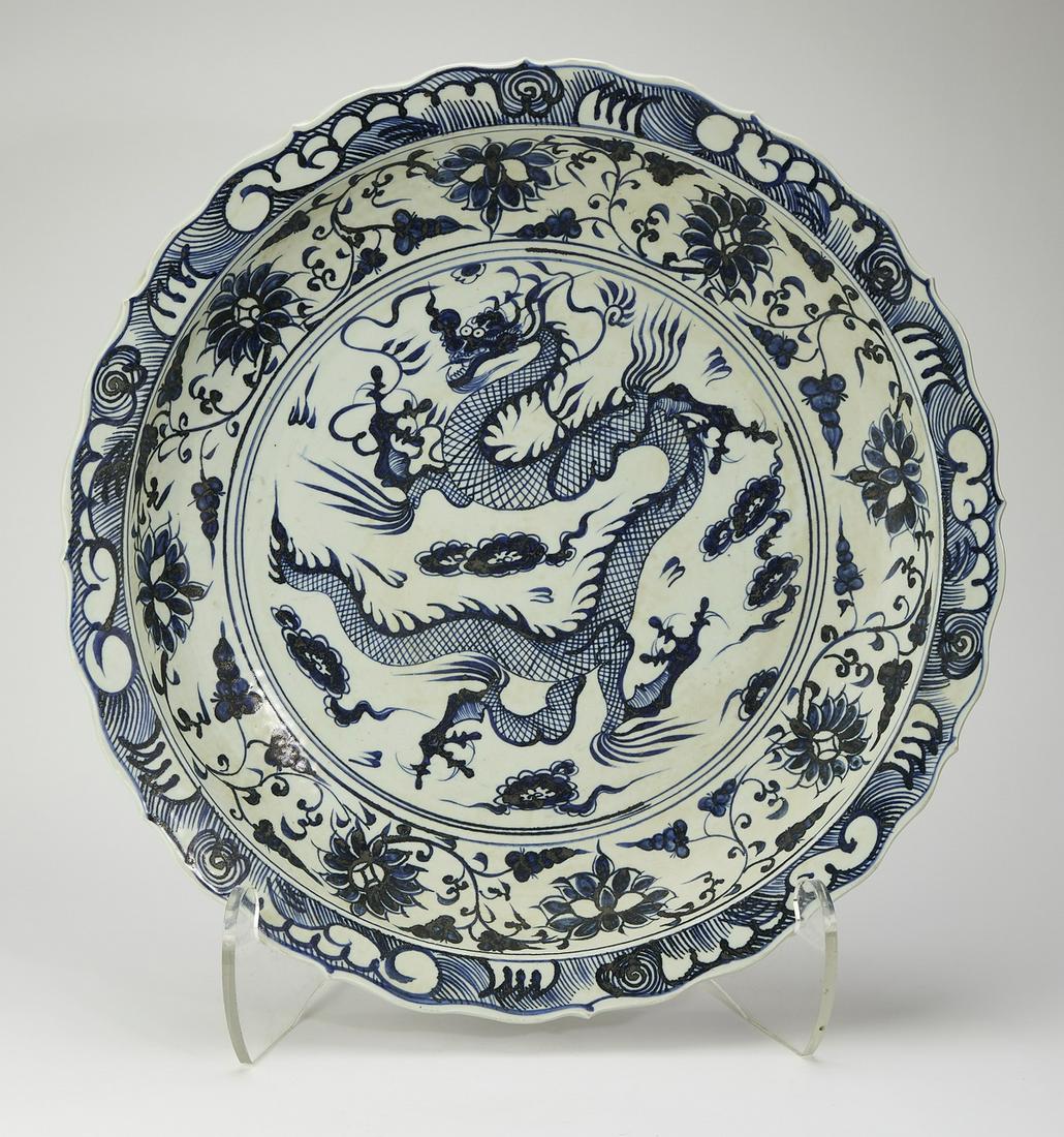 Chinese Ming style dragon charger, 24"dia (1 of 5)