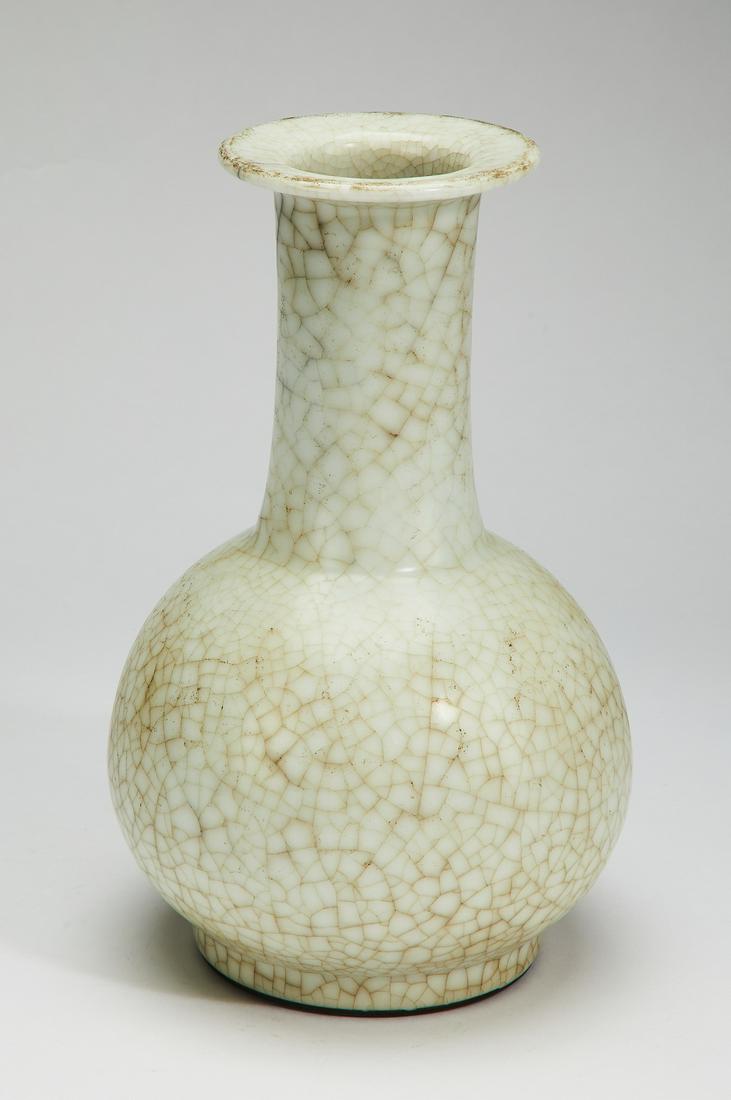 Chinese Ge style vase with crackle glaze (1 of 6)