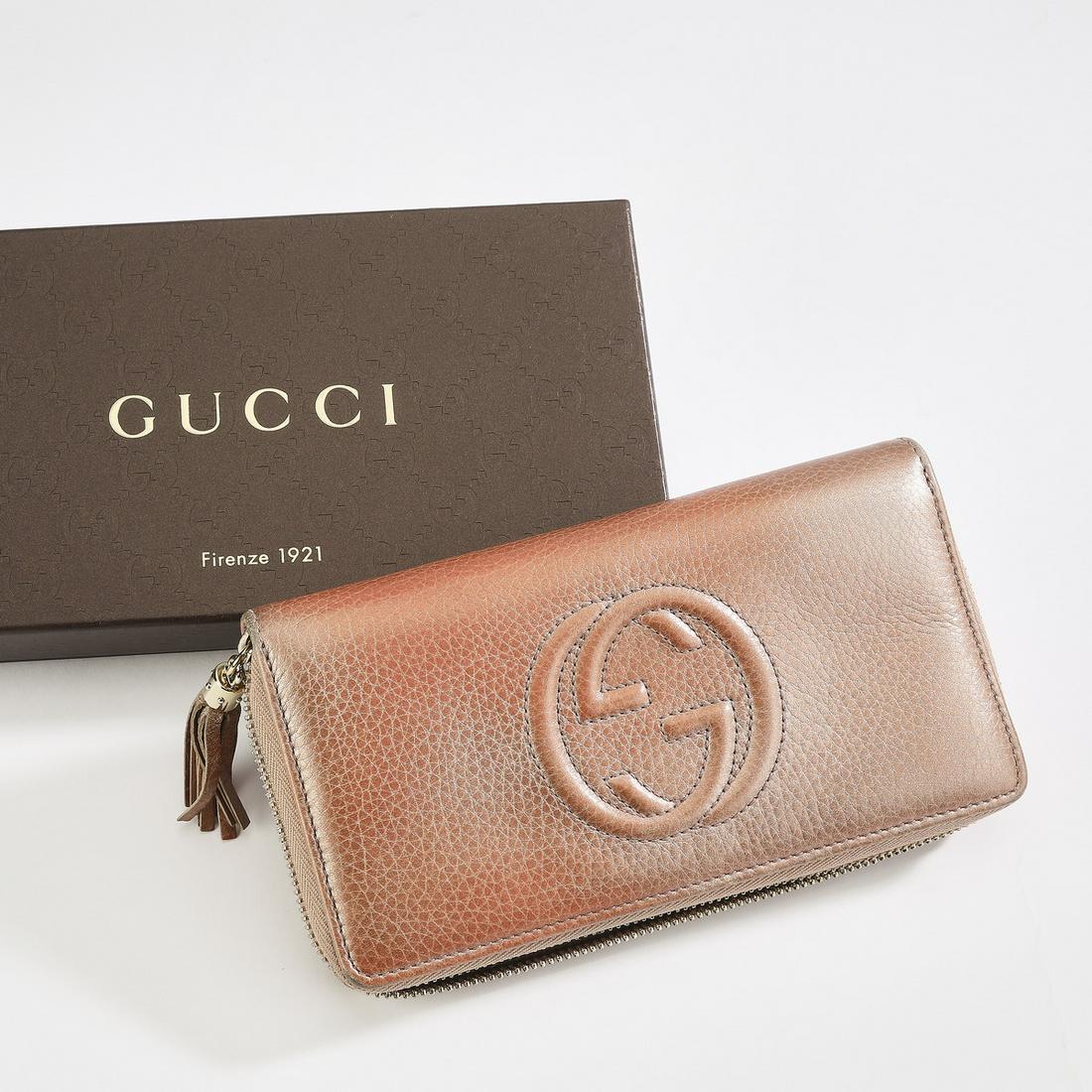 Authentic Gucci Coral Leather Zip Around Logo Wallet (1 of 3)