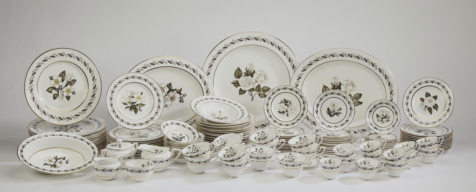 (128 pcs) Royal Worcester table service for (12) (1 of 6)