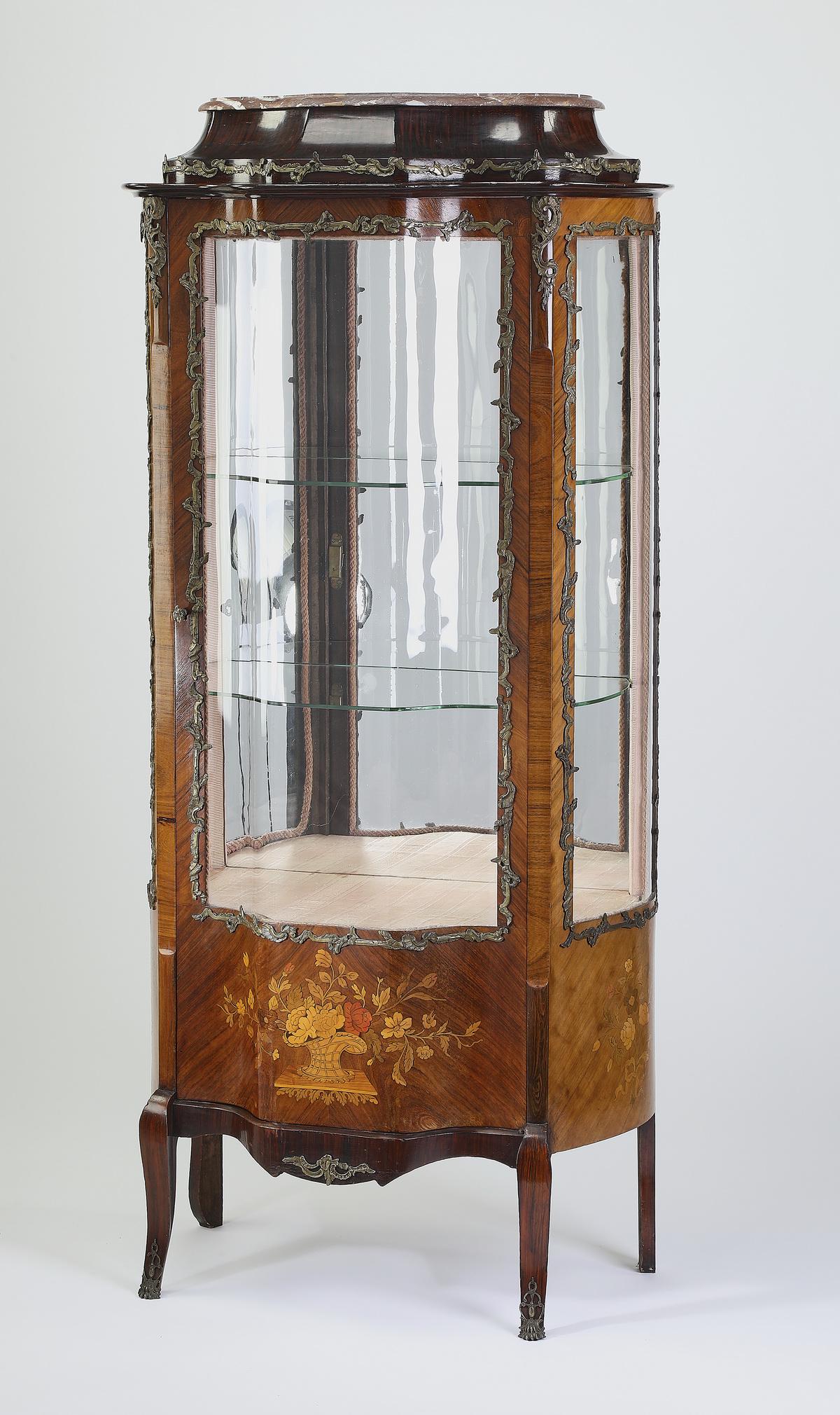 Late 19th c. French Louis XV style marquetry vitrine: French Louis XV style marble and satinwood vitrine, late 19th century, having a scalloped rouge marble top surmounting the conforming, bronze-mounted cornice, above the serpentine door with partial gl