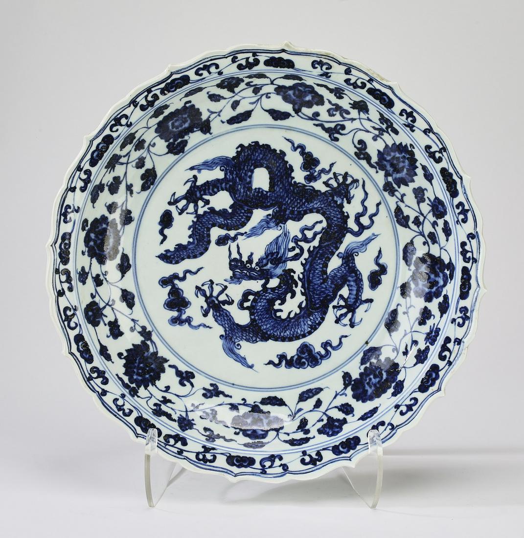 Chinese Ming style dragon charger, Xuande mark (1 of 6)