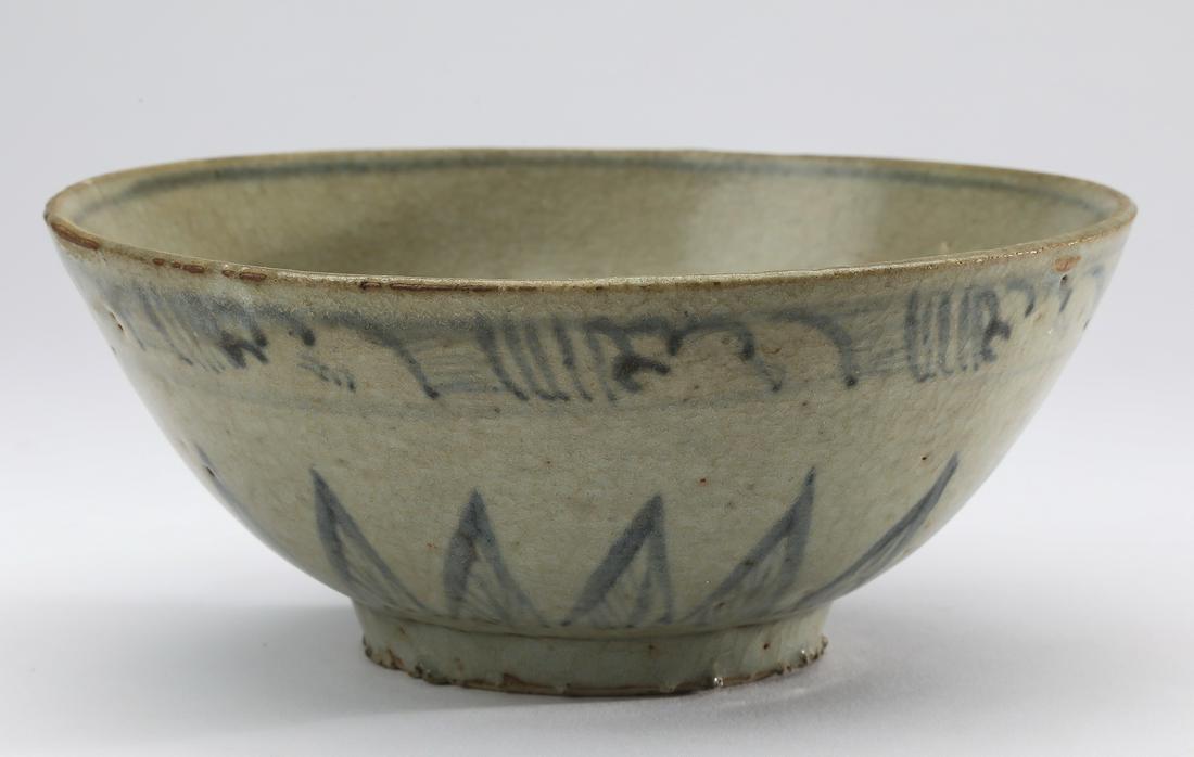 Late 18th c. Chinese blue & white Nanking  bowl (1 of 4)