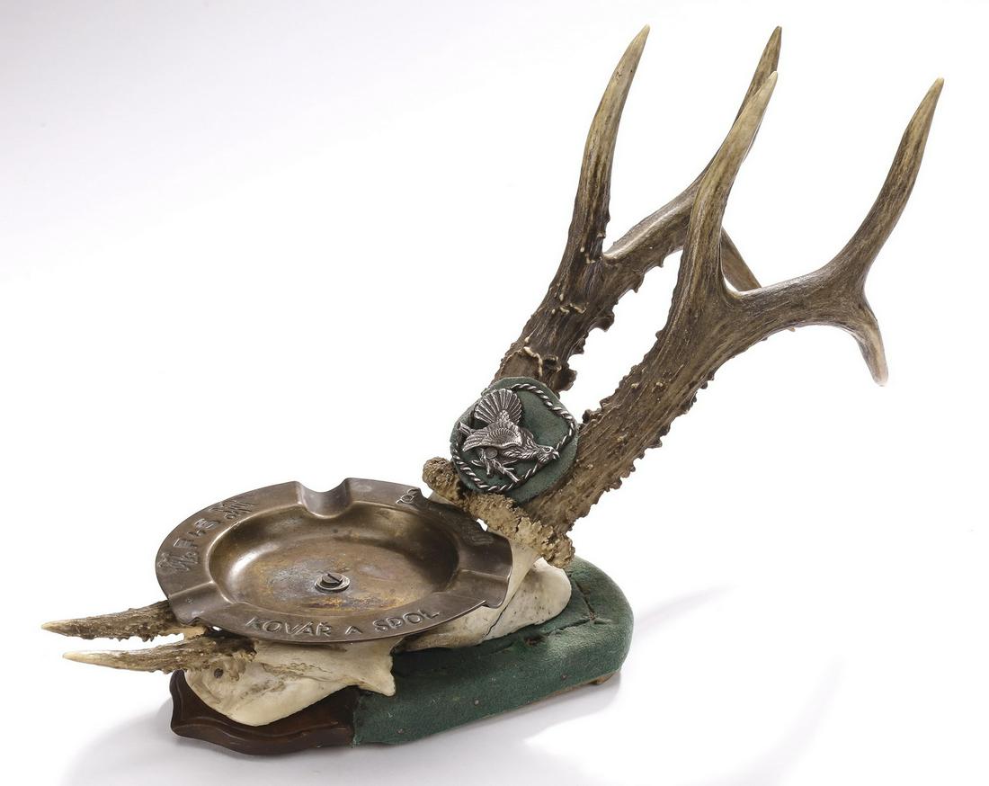 Vintage mounted antlers with ashtray, 12.5"l: Pair of diminiutive vintage antlers mounted to a green felt-lined plaque, with later European ashtray mounted to the center, 12.5"l x 6.5"d x 4.5"w.