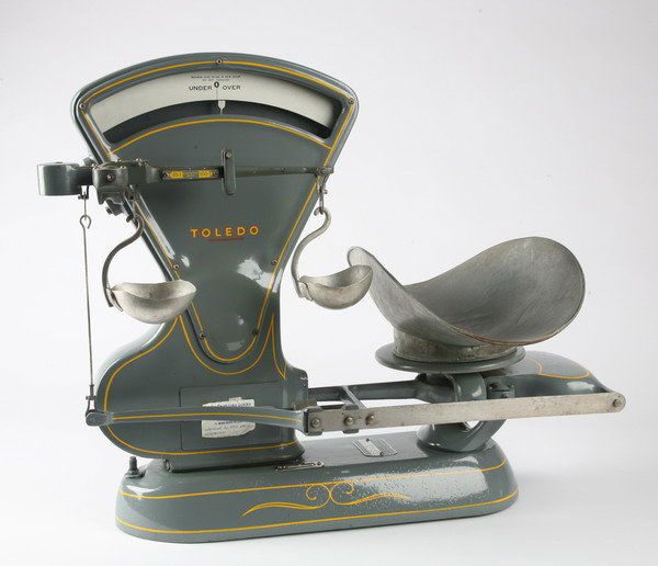 Vintage American country store scale: Vintage American country store scale by the Toledo Scale Co., with 25 lb. capacity, Model 3420, 26"h x 30"w.