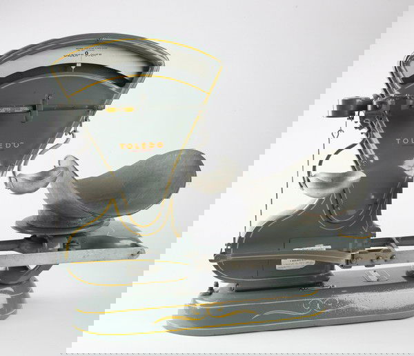 Vintage American country store scale: Vintage American country store scale by the Toledo Scale Co., with 25 lb. capacity, Model 3420, 26"h x 30"w.