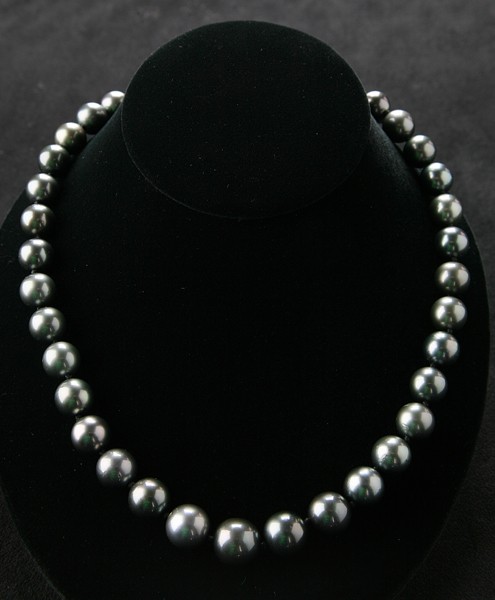 Black South Sea Tahitian pearl necklace: Black South Sea Tahitian pearl necklace with 14kt gold clasp, 18.5" long