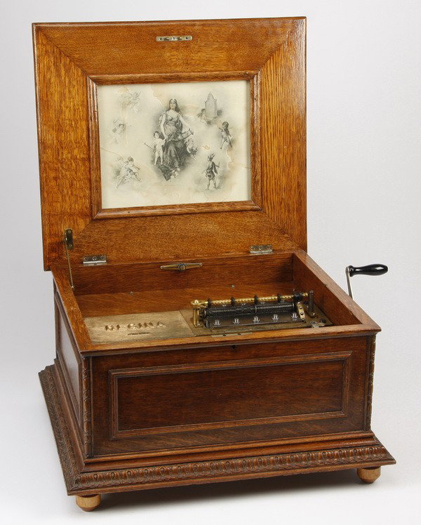 19th c. Regina 15.5" disc music box: Late 19th century double comb 15.5" disc player by Regina Music Box Company of Rahway, NJ, with golden oak case, 14"h x 22.5"w x 19.5"d.