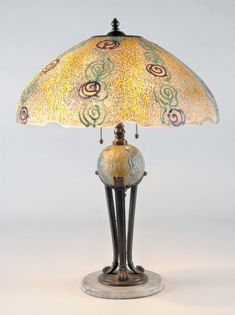 Rare Handel Modernist table lamp: Rare obverse decorated, cameo glass, Handel Modernist table lamp features shade with scalloped border and Modernist design of concentric circles, with tripod stem on marble base supporting a similarly