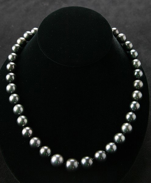 Black South Sea Tahitian pearl necklace: Black South Sea Tahitian pearl necklace with 14kt gold clasp, 18.5" long