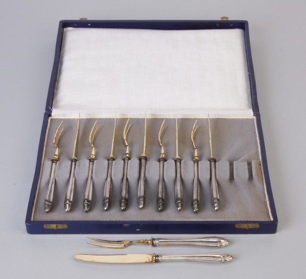 (12) Piece sterling silver hors d'oeuvres set: Set of 6 hors d'oeuvres forks and knives with sterling silver handles and gold wash over silver fork tines and knife blades, in original fitted case; case 10"l x 7.5"w.