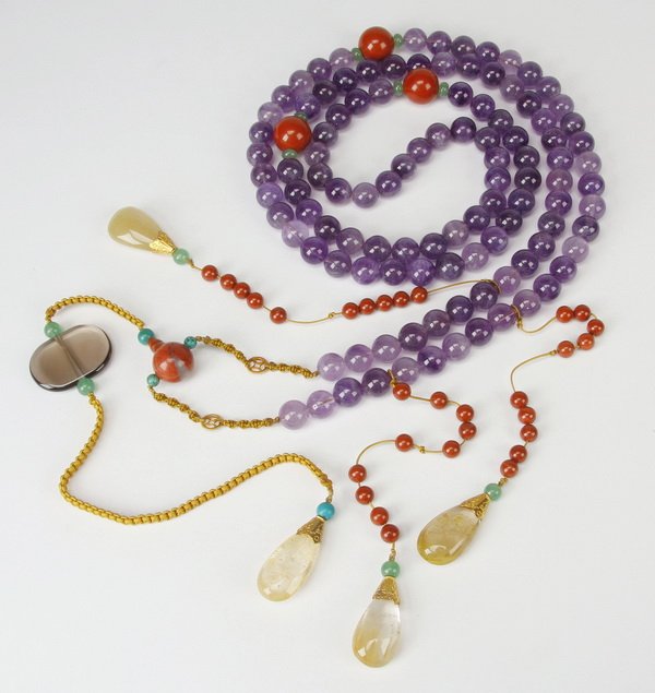 19th c. Chinese chao zhu court necklace: 19th century Chinese chao zhu court necklace, comprised of 108 amethyst beads divided by four larger carnelian agate beads, the central jiezhu with a yellow threaded strand leading to a crystal pendan